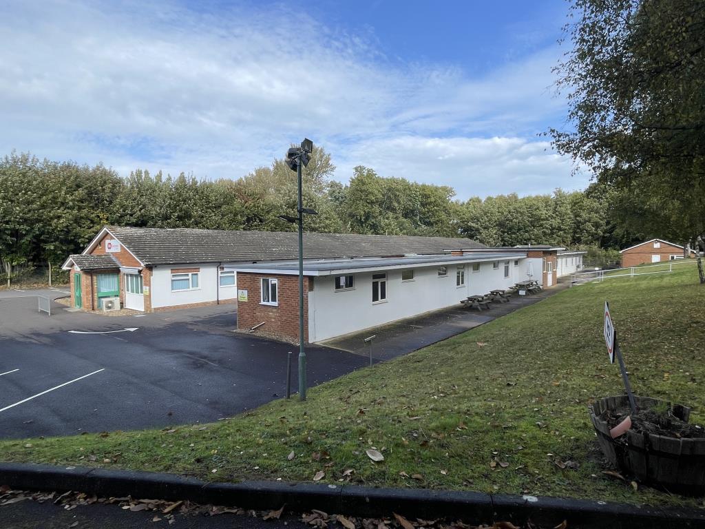 Lot: 10 - SUBSTANTIAL FORMER RESEARCH PREMISES IN 2.5 ACRES WITH OFFICES, LABORATORIES, WORKSHOPS AND STORES - View to front of laboratories, offices & stores